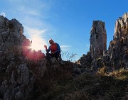 53 Saliamo tra i roccioni baciati dal sole 